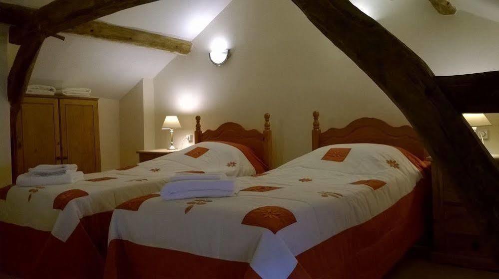 Bed and Breakfast Ancienne Ecole Cazaux-Villecomtal Exterior foto